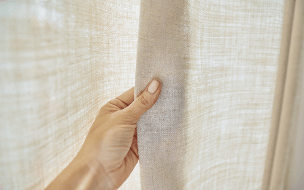 Cortinas tradicionales en Sabadell instaladas en salón moderno con luz natural