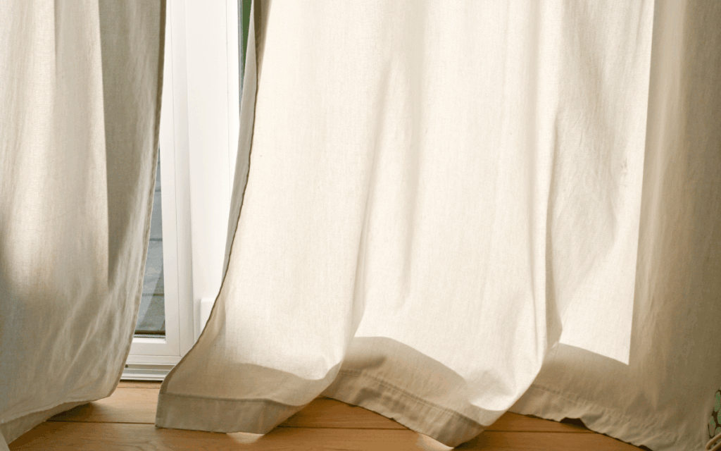 Salón elegante con cortinas tradicionales en Sabadell en tonos neutros y ambiente acogedor