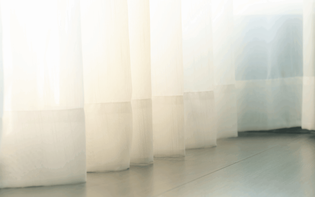 Espacio de oficina con cortinas tradicionales en Sabadell adaptadas a entorno corporativo