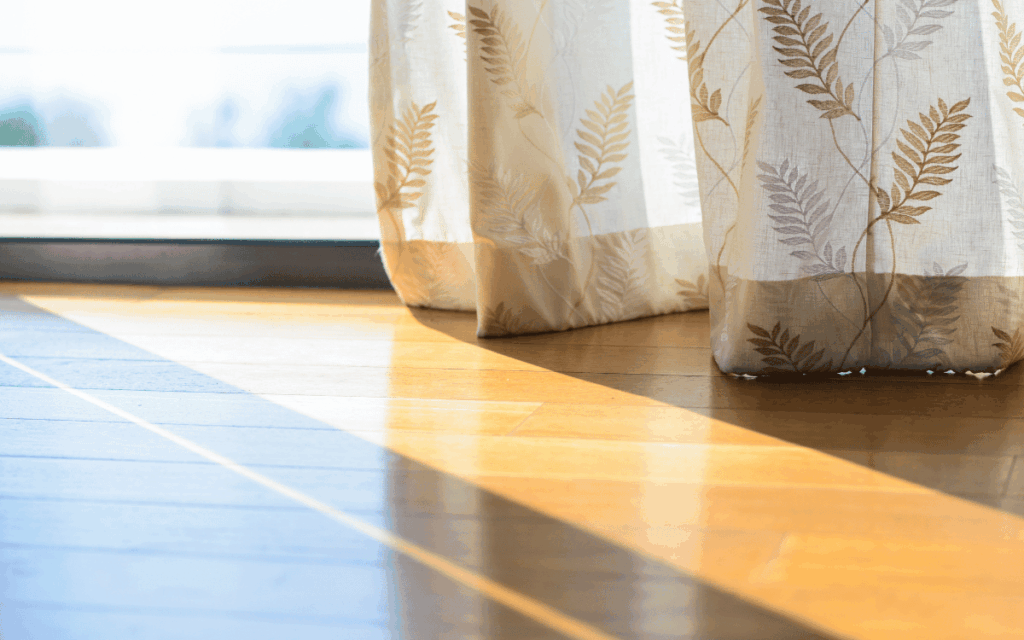 Selección de tejidos para cortinas tradicionales en Sabadell con diferentes texturas y colores