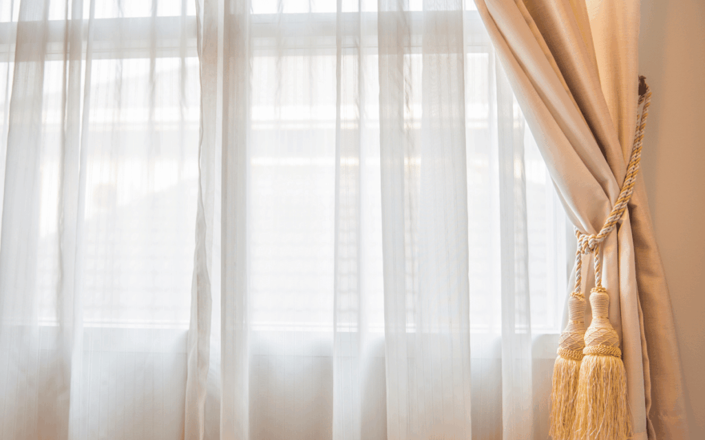 Confección artesanal de cortinas tradicionales en Sabadell en taller textil profesional